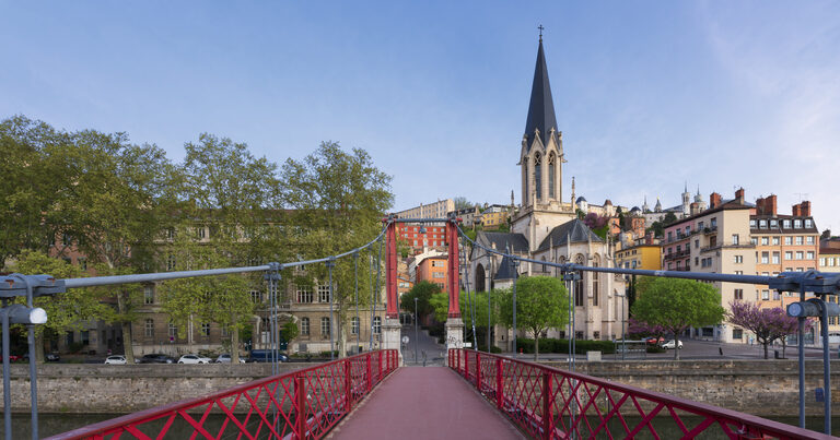 Vue urbaine symbolique représentant la recherche d’une agence immobilière à Rouen Rive Droite